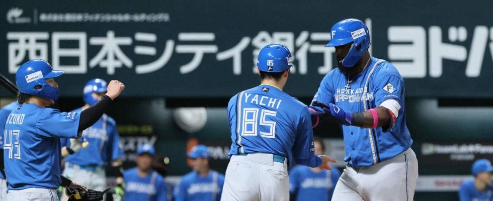 【日本ハム】海賊打線が本領発揮！レイエスの２発含む“サイクル4連打”モイネロと談笑で気合増