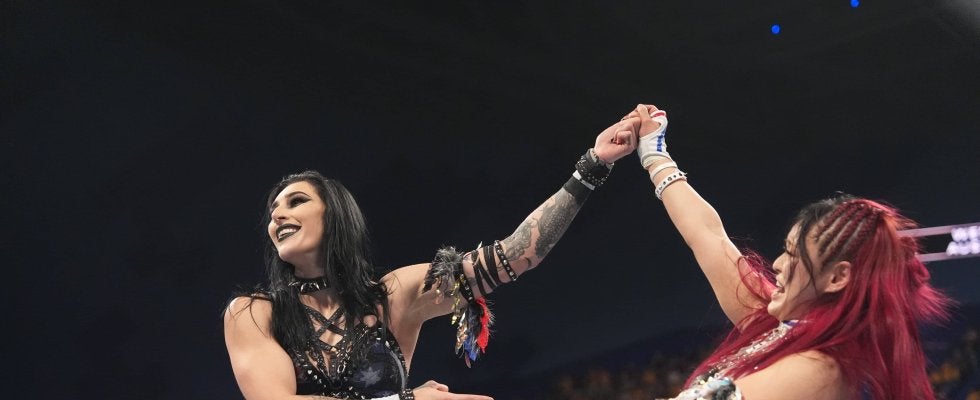 「最高の笑顔」“大バズり中”美女プロレスラーと日本人女子の愛らしい2ショットにファンもメロメロ「これが見たかった」「エモい」