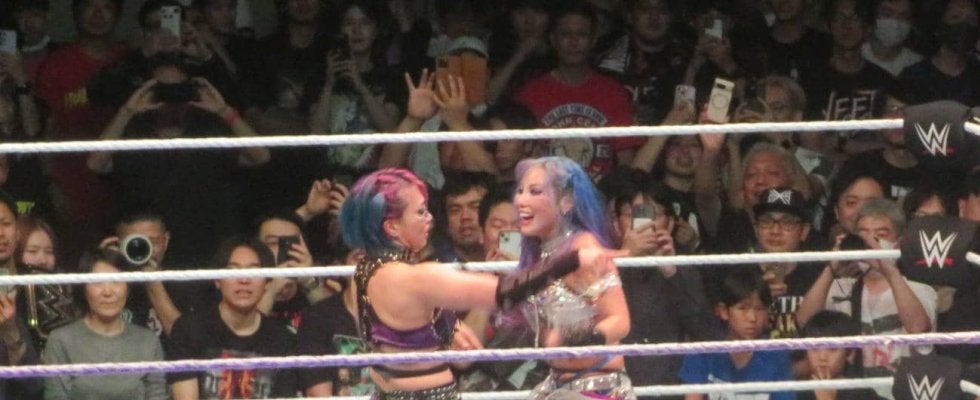 【WWE】アスカ＆カイリ組「合体技」披露しタッグ戦勝利　大歓声に包まれたリングで熱い抱擁