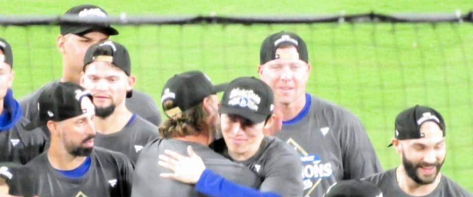 佐々木朗希が胴上げ投手　初連投で無失点締め　「私は完全に自信を持った」ロバーツ監督迷いなく決断　ＷＳにも収穫