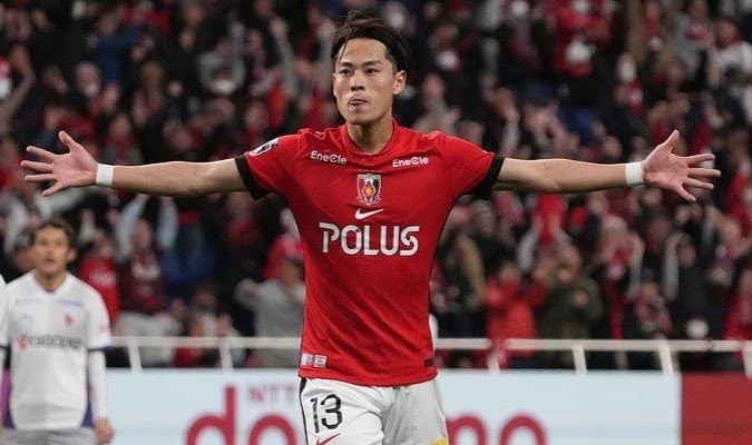 ｢かわいすぎてやばい｣浦和MF渡邊凌磨の元“おはガール”妻、ふわふわニット＆シャネルバッグのガーリーコーデでディズニーデート報告！