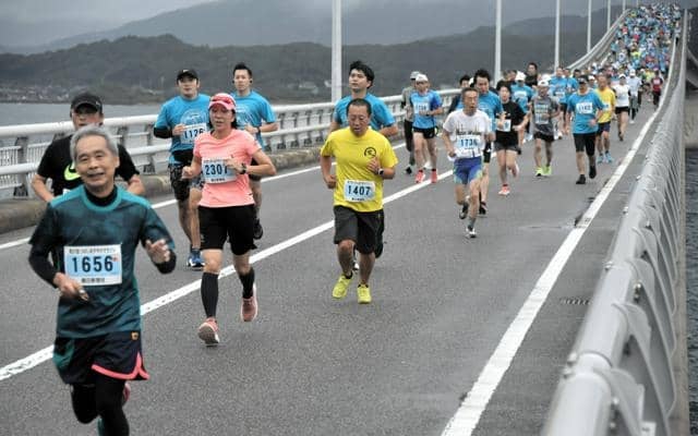 絶景と潮風味わい駆け抜ける　つのしま夕やけマラソン、山口・下関で