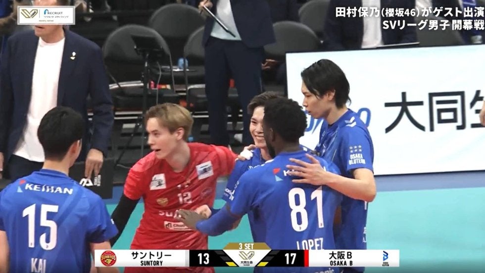 髙橋藍、試合中に驚きの行動 弾丸スパイクで衝撃光景 西田有志の“顔面”直撃も… 両者の振る舞いに「いつも楽しそう」反響