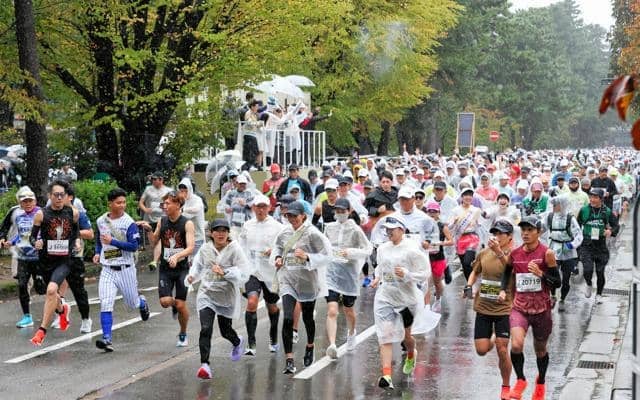 雨の中、1万5589人が駆け抜ける　仮装ランナーも　金沢マラソン