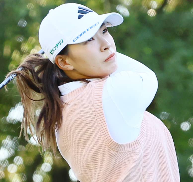 渋野日向子、赤と青のニット姿「雰囲気違う」コーデ紹介「お似合いです