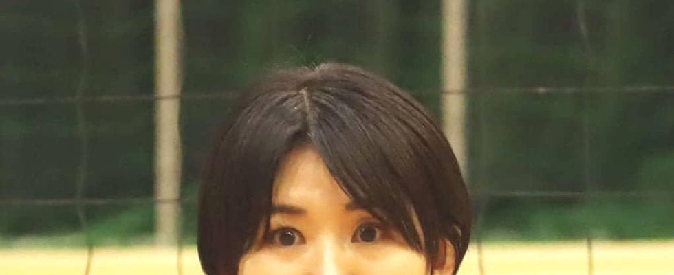 栗原恵さん、連日の情熱的な真っ赤なニット　スタイル抜群コーデに「赤、似合うな」