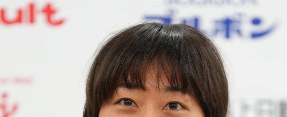 【競泳】鈴木聡美、“恒例”コスプレ披露　青髪＆仮面手に不敵に笑う人気キャラに変身