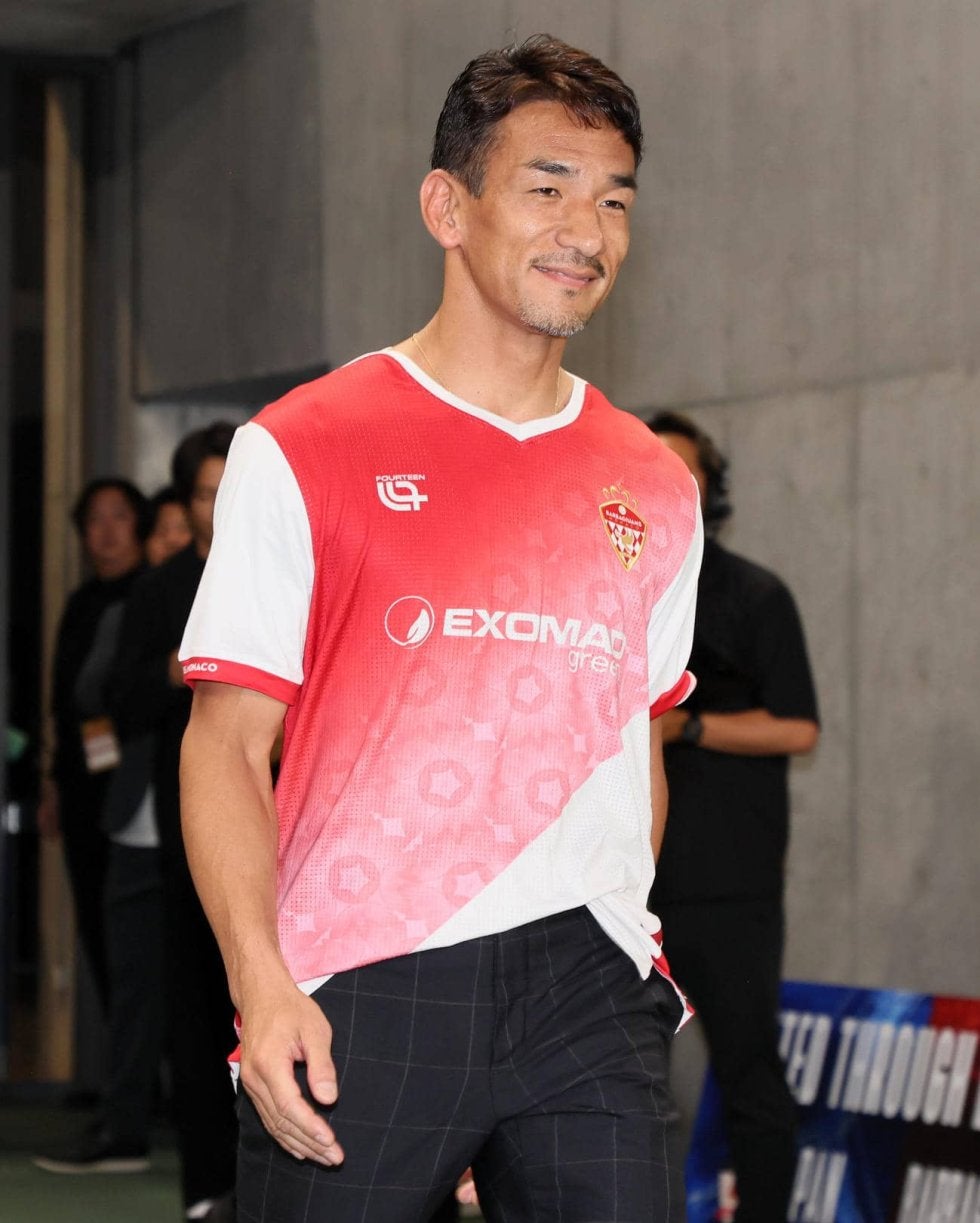 作業着似合いすぎ」中田英寿さん、頭に白タオル巻きグレーの“おしゃれ