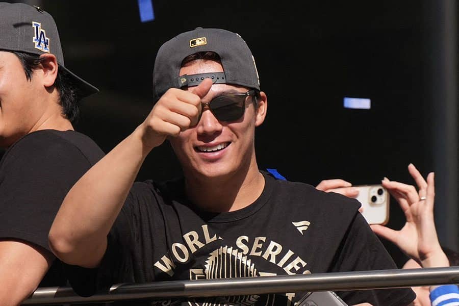 山本由伸、先頭でWS連覇のセレモニーに登壇 シリーズ3勝でMVP…堂々の