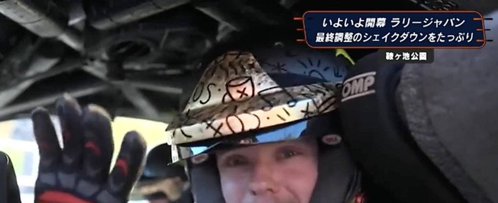 ラリージャパンで“粋な演出” 父はスバルで王者…24歳新星、“日本仕様の”ヘルメットが話題！ カメラに向かって「コンニチワ」神対応も
