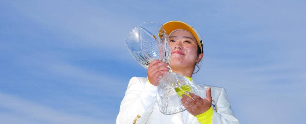 前週国内ツアーで初Ｖ仲村果乃　異色組み合わせの写真公開　ゴルフウエアで「山崎12年」手に…