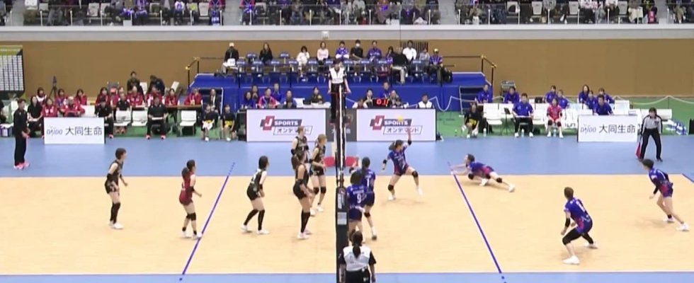 女子バレーで“ミラクルショット” 本人も驚愕！ レシーブがそのまま相手コートに…うつ伏せガッツポーズに会場もどよめき