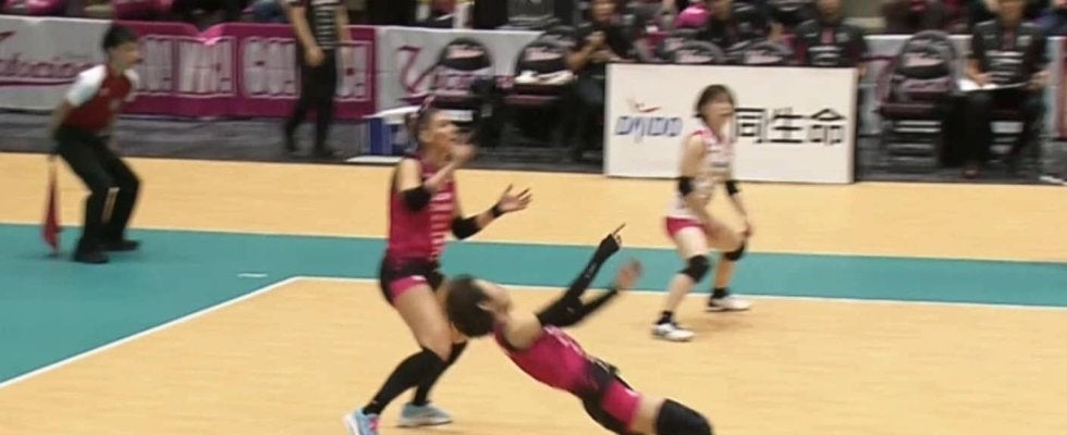 女子バレー、上半身が…弾丸スパイクで衝撃光景 レシーバーが仰け反る驚異の破壊力にどよめき