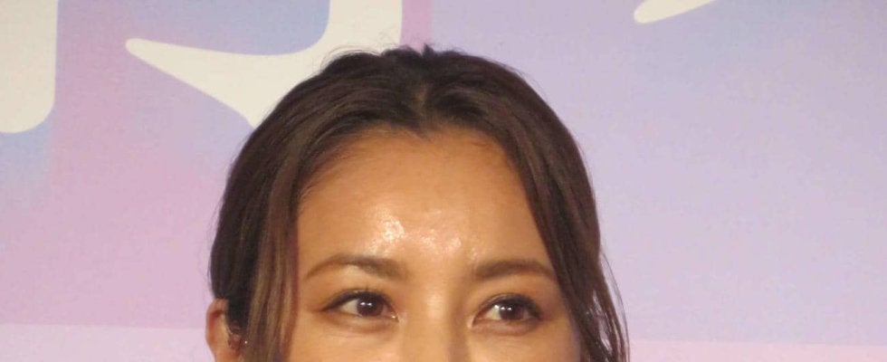 【女子サッカー】瀬戸朝香が推しチームの優勝祝福！背番号12の赤ユニホーム姿に「可愛い！」