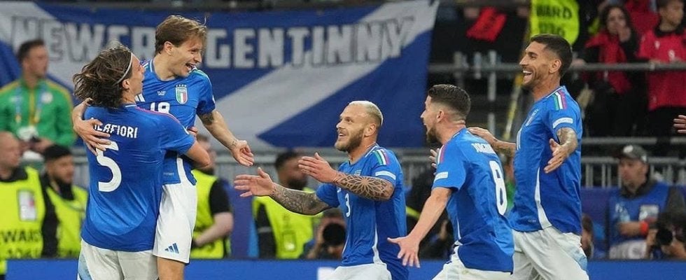 ｢日本のとチェンジしてほしいわ｣イタリア代表の“青×ゴールド＆月桂樹”の新ユニフォームがカッコいい！｢日本代表ユニがコレに準じたデザインなら良かったのに…｣