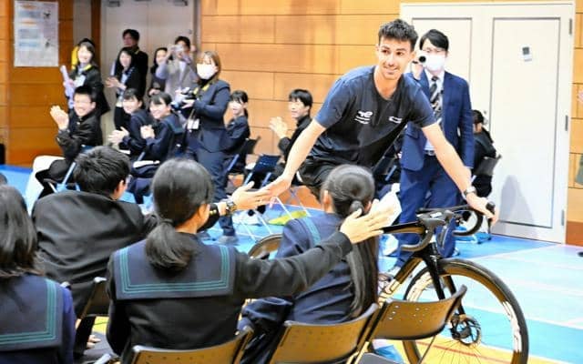 自転車レースのフランス選手の情熱や努力に「感動」　中学生らが交流