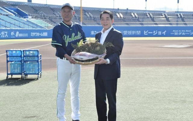 愛媛県がスワローズに真鯛とミカン贈呈　池山新監督「選手の力に」