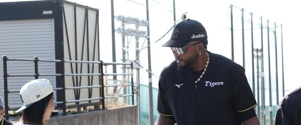 阪神　ドリスが秋季Ｃで木下につきっきりで熱血指導　ブルペン終了後も今朝丸に握りの助言