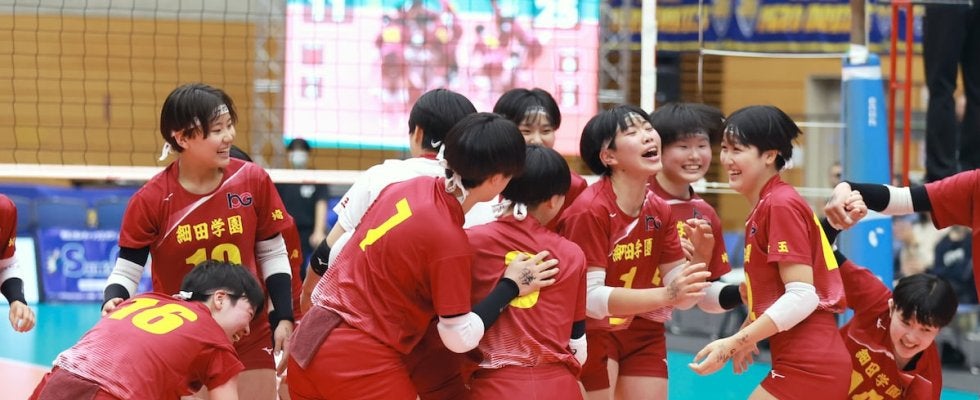 春高バレー埼玉女子優勝の細田学園、主将「チーム一丸で戦えた」春日部共栄主将「悔しい」
