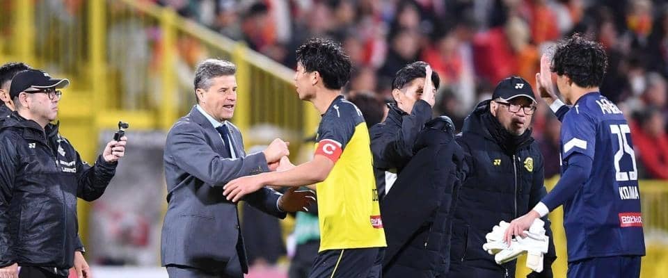 柏　首位鹿島を１差追走　執念薄氷１－０で望みつなぐ　決勝ＯＧ守り抜き原田「まだ死んでない」　残り２戦勝利あるのみ