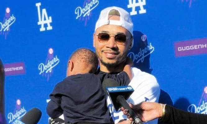 ベッツ家族がディズニー満喫ショット　公式登場にファン反応「素敵な写真！」長女キンリーちゃんも大喜び