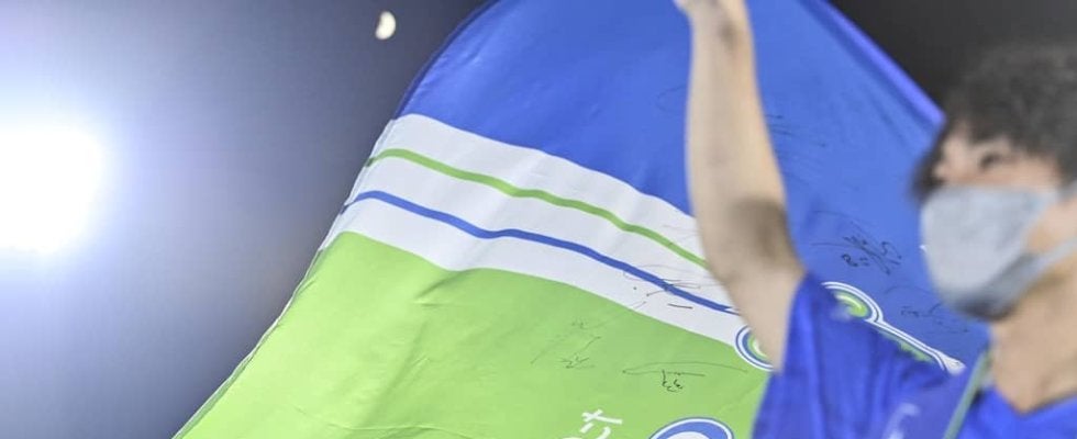 ｢このセレブレーション初めて見た｣湘南MF平岡大陽のゴール直後の“まさかの靴ひも結び”にチームメイトも唖然!?｢絶対に結ぶ前に喜べ｣とアシストの二田理央もツッコミ