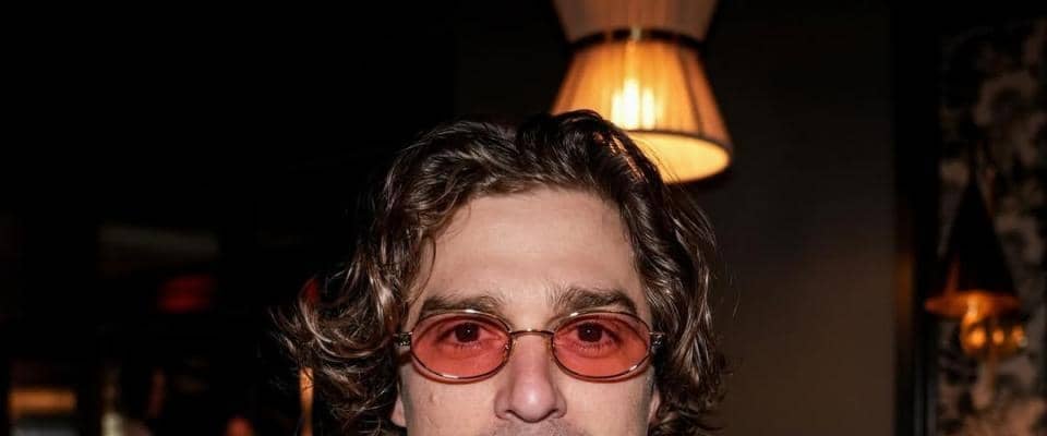 ドジャース・キケ　第２子妊娠中の美貌妻と人気ドラマ試写会に　洗練ペアルックが似合いすぎ！背中に優しく手を添え