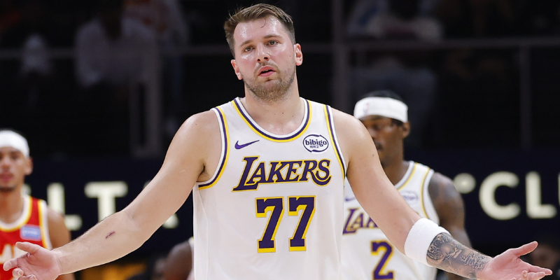 レイカーズがホークスに大敗して連勝ストップ…ドンチッチはダブルダブルを達成、八村は8得点