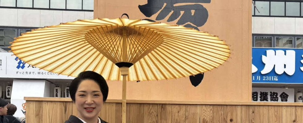 九州場所でおなじみ、スナック「田じま」のママ田島恵美子さんが着物姿で来場　注目は安青錦