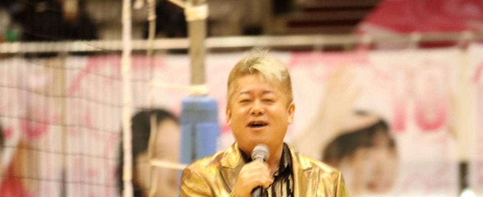 【バレー】「健全な場所」に金ピカのホリエモン登場＆熱唱　舟津真翔もライブで盛り上げる　