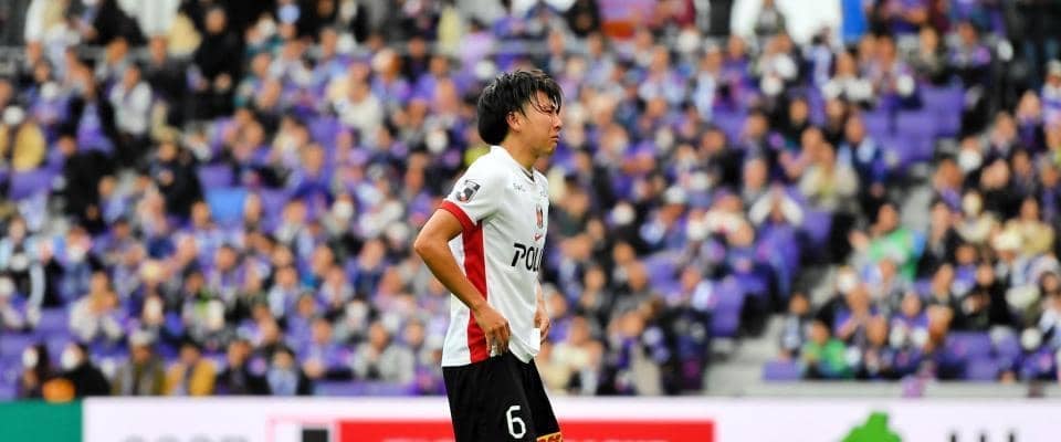 浦和・松本泰志が古巣の広島サポーターへのあいさつで涙　ブーイングと拍手注がれ深々と一礼