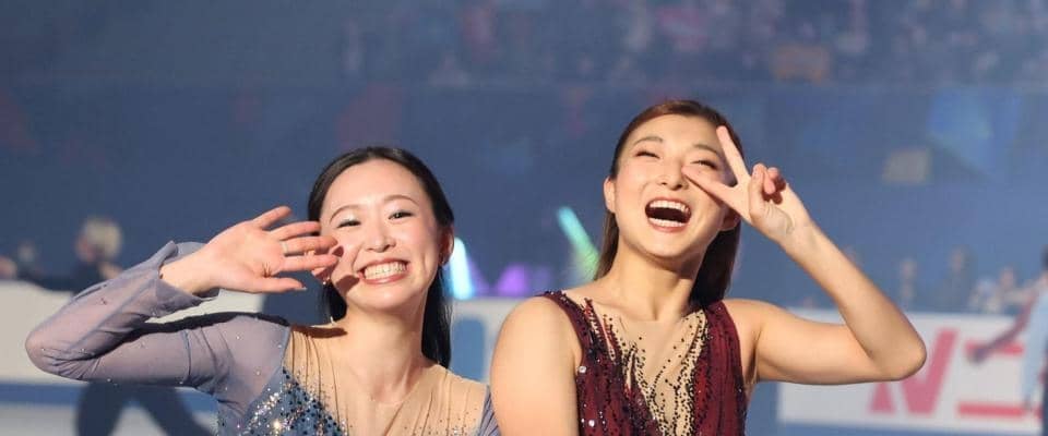 坂本花織、ラストＮＨＫ杯笑顔締め　フィナーレは青木祐奈と手繋ぎ周回、満面笑みでピース！