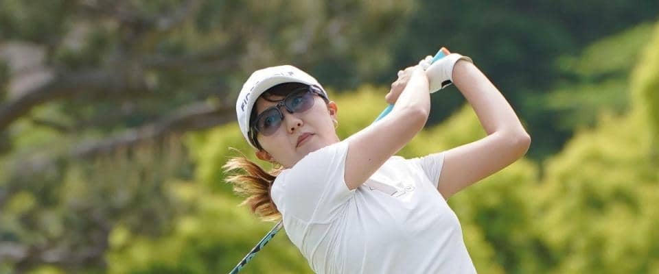 青空に阿蘇の山々、高級ＳＵＶと女子ゴルファーに「カッコいい」「ごっついですね～♪」の声　権藤可恋「少し前に行った熊本ドライブ」報告