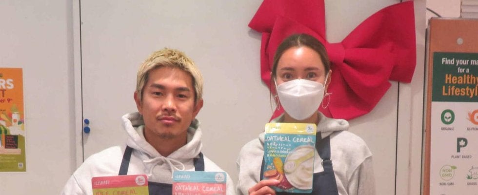 井岡一翔が妻恵美夫人とともに店頭でエプロン姿　アドバイザー務める離乳食ブランド販売