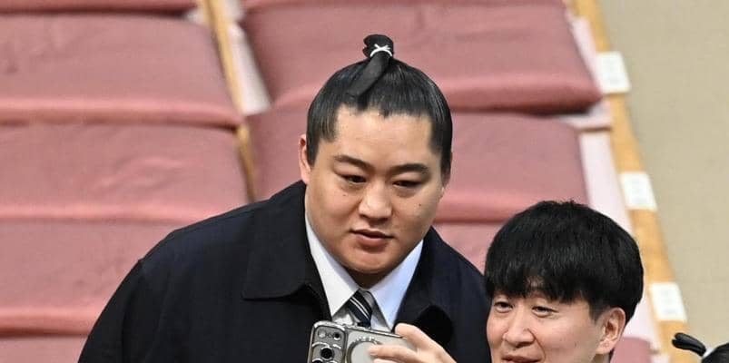 「ファン集まってきちゃうよ」引退のイケメン人気力士、親方初業務の紺色ジャンパーでの警備姿に反響「行列ができる凜々しさ」「やっぱカッコイイ」