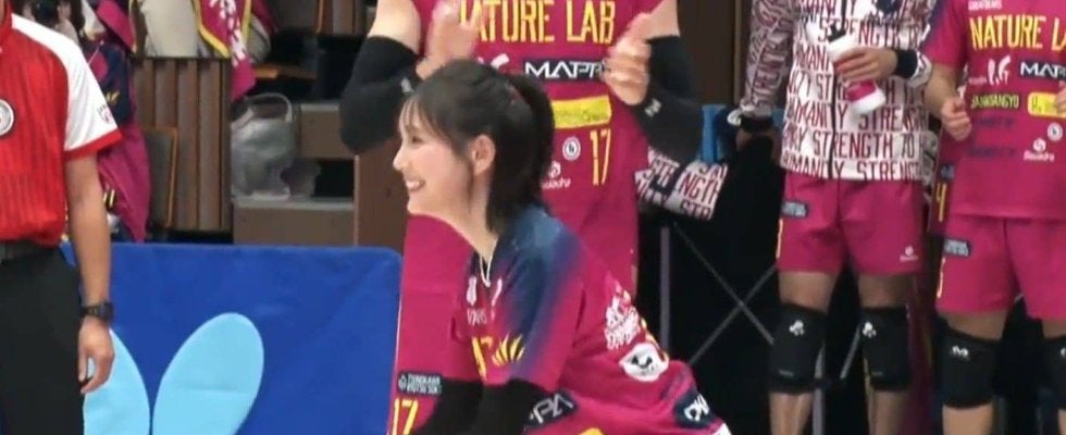 これは激カワ…本田翼、“想像の斜め上”をいく始球式に「びっくりした」「サーブを打つのかと思ったら…」放送席も驚き