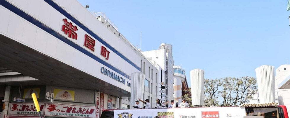 【阪神】高知市で優勝記念パレード　地元出身の藤川球児監督は出発前のあいさつで感極まる