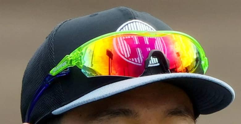 【阪神】国内ＦＡ熟考中の近本光司がスーツ姿の〝正装〟で球団施設に姿　問いかけには笑顔で無言