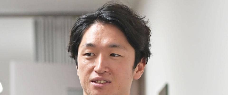 阪神　近本が球団事務所にジャケット姿で現れるも無言　最終戦以降初めて報道陣の前に