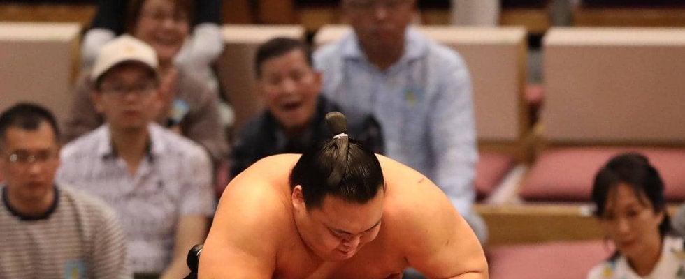 炎鵬白星発進、23センチ、48キロ大きな相手に逆転　同郷先輩で引退の遠藤は「１番憧れた方」