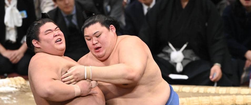 両横綱が白星　豊昇龍は小結隆の勝を圧倒し１勝１敗　大の里は２連勝、伯桜鵬を退ける　大関琴桜は平幕霧島に敗れ１勝１敗