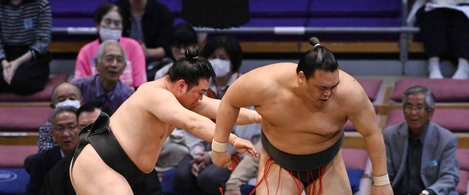 炎鵬が白星発進、遠藤引退を惜しむ「小さい頃から憧れていた」