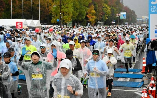 おかやまマラソン　雨の中、約1万6千人が岡山市内を駆け抜ける