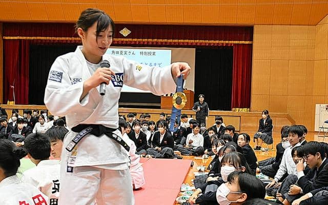 パリ五輪柔道金メダルの角田夏実選手が経験語る　山口の中学で講演会