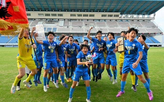 「負け年」プレッシャー乗り越え、佐賀東V3、高校サッカー佐賀大会