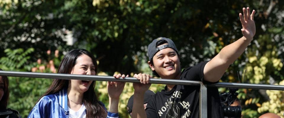 大谷翔平夫妻＆フリーマン夫妻の穏やか４ショ　ド軍専属カメラマン公開　優勝パレードで頬を寄せ合う秘蔵ショット