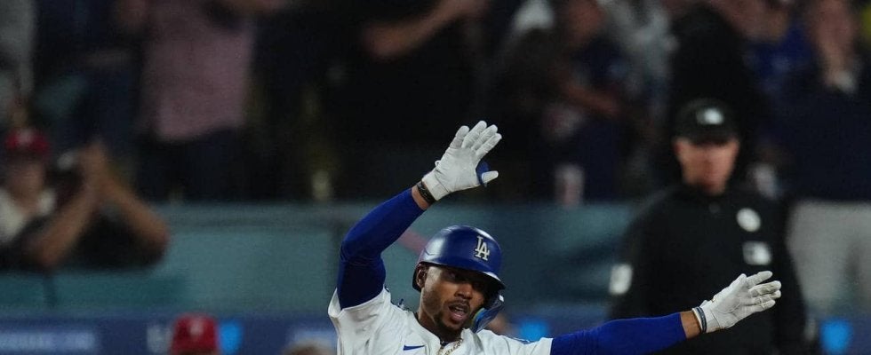 ベッツ妻、夫婦でアメフト観戦ショット公開　白タンクトップ＆ブラックシャツで寄り添う