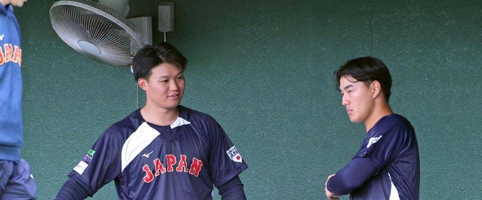侍ジャパン　森下翔太が西川史礁にアドバイス→優しい先輩の笑顔　昨年３月の飛び級代表入りでも“先生役”