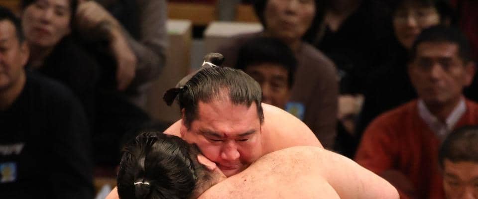 大相撲　竜電の額から流血→顔面血だらけで豪ノ山を下す　がっちりと捕まえ寄り切り　充実の表情で花道へ