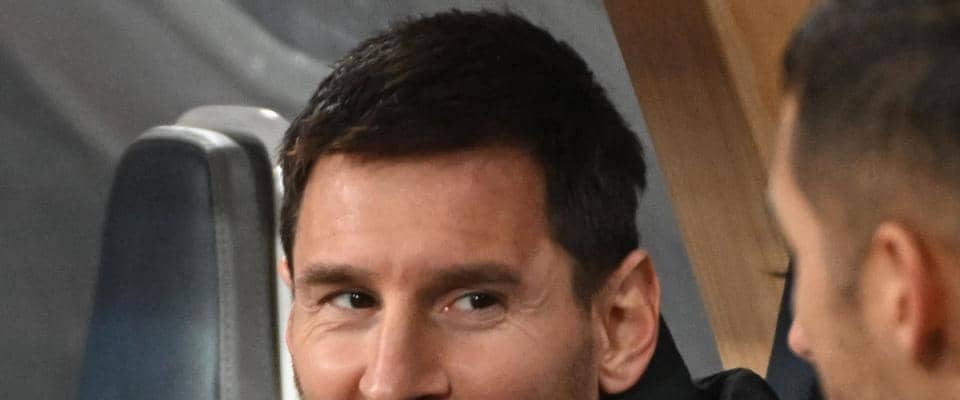 メッシがサプライズでバルセロナの本拠地訪問「いつか戻って来たい」　バルサ所属選手らも歓迎